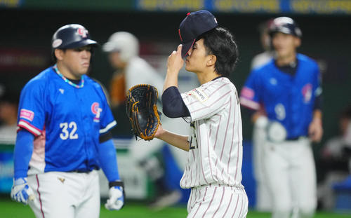 日本対台湾　5回表台湾無死一、二塁、林立に適時打を許しさえない表情の早川（撮影・垰建太）