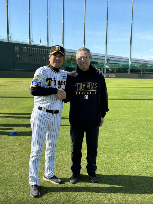 平田2軍監督と西口副寮長が2ショット撮影（撮影・山崎健太）