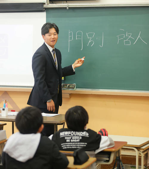 阪神門別は大阪の清高小学校の児童に自己紹介する（撮影・上山淳一）