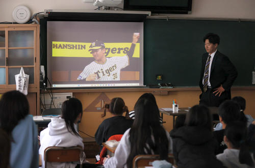 阪神門別は大阪の清高小学校の児童に自己紹介する（撮影・上山淳一）