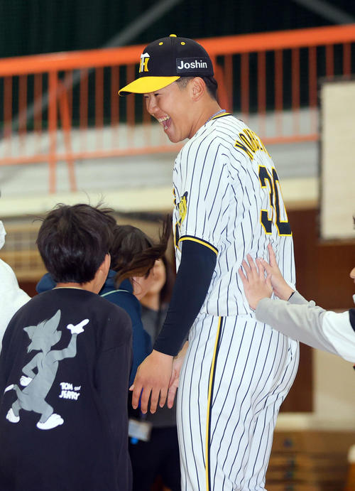 阪神門別は大阪の清高小学校の児童とふれ合う（撮影・上山淳一）