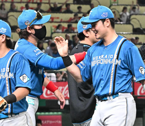 7月9日、西武対日本ハム　試合後、日本ハム新庄監督（左）は清宮をねぎらう