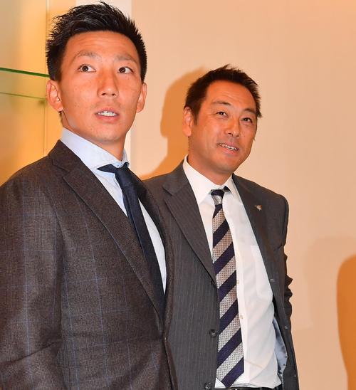 ２０１６年プロ野球選手会総会での森事務局長（右）と嶋ＮＰＢ選手会長