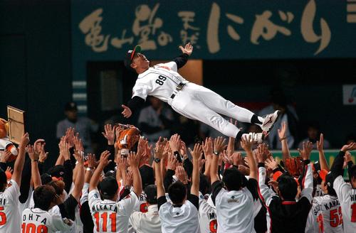 日本シリーズ第7戦　ダイエー対阪神　4勝3敗で阪神を破り4年ぶりの日本一に輝き選手の手で胴上げされるダイエー・王貞治監督（2003年10月27日撮影）