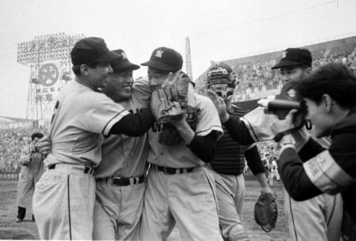 1958年日本シリーズ第7戦　巨人対西鉄　西鉄日本一　3連敗から奇跡の4連勝で優勝し、喜び合う西鉄の左から豊田泰光、中西太、稲尾和久ら西鉄ナイン　