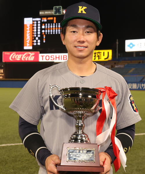 慶大対中央学院大　準優勝に終わるも晴れやかな表情でカップを手にする慶大・福井主将（撮影・野上伸悟）