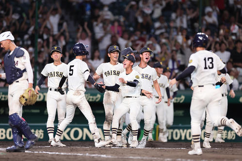 2024年8月17日、早実対大社　早実にサヨナラ勝ちし喜ぶ大社の選手たち