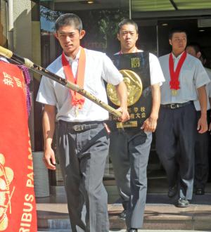 優勝から一夜明け、大優勝旗を持って宿泊先を出る作新学院・今井（撮影・和田美保）