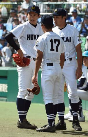 ４回表、北海の大西（左）はベンチ前で平川監督（右）と話す