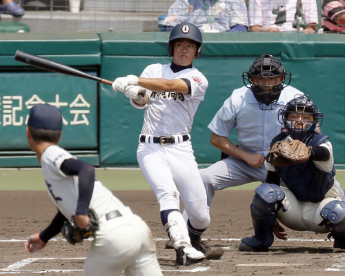 沖縄尚学対弘前学院聖愛　７回表沖縄尚学・平良が右翼ポール際に本塁打（共同）