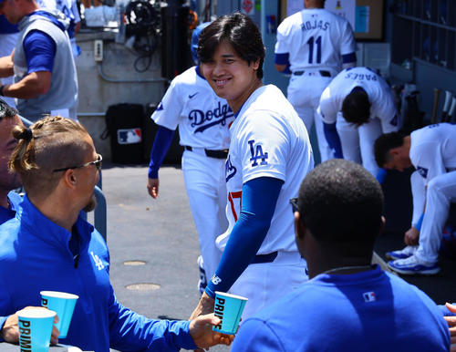 5月8日のマーリンズ戦の試合前、ベンチでスタッフに笑顔を見せるドジャース大谷（撮影・藤尾明華）