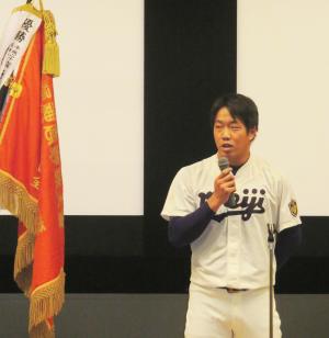 優勝祝賀会で日本一を報告する明大・柳主将（撮影・和田美保）