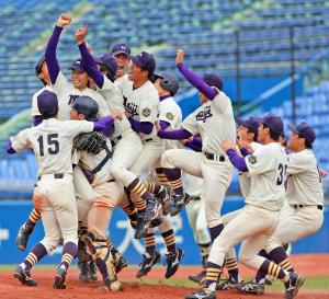 優勝を決め、ガッツポーズする星（左）の元に駆け寄る柳（中央）ら明大ナイン（撮影・足立雅史）