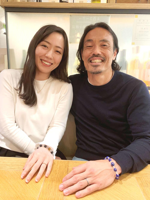 安彦考真と妻の真佐美さん（撮影・松尾幸之介）