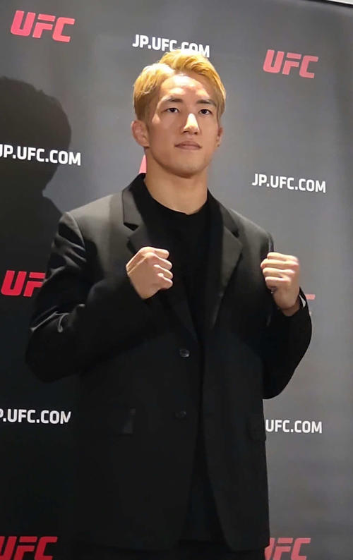 会見でUFCフライ級王者パントージャとの戦いへの自信を語った朝倉海(2024年10月17日撮影)