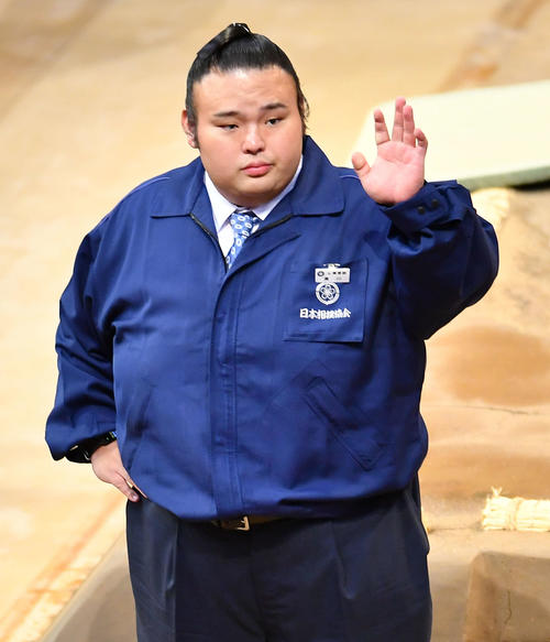 大相撲九州場所3日目　打ち出し後、観客からの声援に手を振って応える湊川親方（元大関貴景勝）（2024年11月12日撮影）