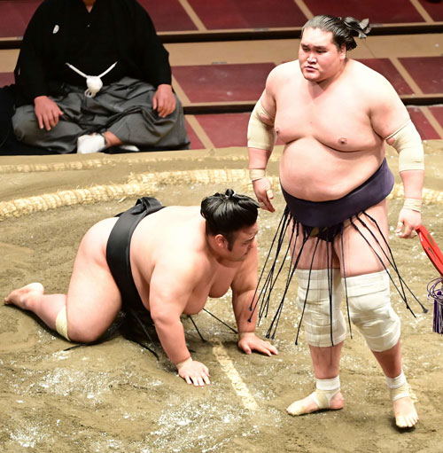 照ノ富士は優勝決定戦で貴景勝をはたき込みで破る（夏場所千秋楽）