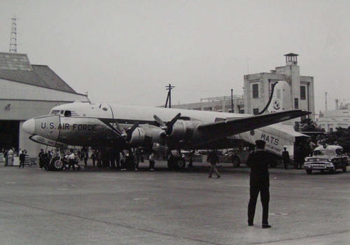 立川飛行場における米空軍のC－54（DC－4旅客機の軍用型）。旧・飛行第五連隊の格納庫や連隊本部が背景に見える