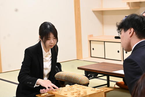 宮嶋健太四段（右）とのプロ棋士編入試験5番勝負の第4局に臨み、終局後に感想戦を行う西山朋佳女流3冠（撮影・松浦隆司）