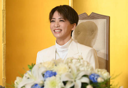 退団会見を行う礼真琴（撮影・石井愛子）