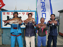 優勝した桜井さん、２位野田さん、３位堀田さん、４位林さん（左か
ら）