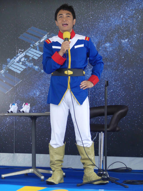 2019年参院選で、「宇宙戦士ガンダム」のアムロのコスプレで秋葉原に登場し支持を訴えるこくみ民主党の玉木雄一郎代表（2019年7月7日撮影）