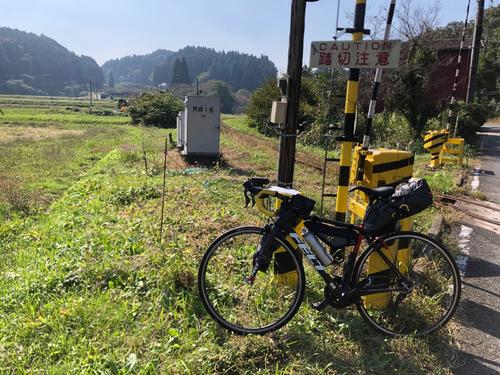 23日午前11時50分、小湊鉄道の踏み切り