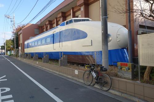 国立市光町の新幹線資料館前にある0系新幹線車両