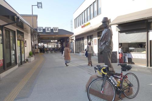 柴又駅前の寅さん像