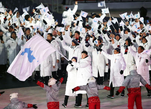 開会式で、「統一旗」を掲げ行進する韓国と北朝鮮の選手（撮影・ＰＮＰ＝２０１８年２月９日）