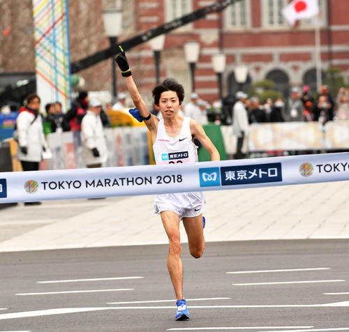 日本新記録となる２時間６分１１秒をマークし、日本勢最高の２位でゴールする設楽悠太（撮影・柴田隆二）