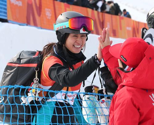 準々決勝で敗退も関係者と笑顔でハイタッチする竹内（撮影・黒川智章）