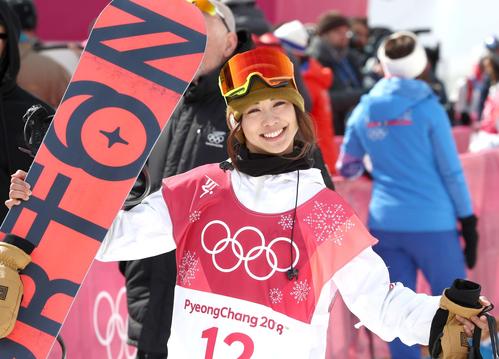 女子ビッグエア予選を２位通過し笑顔の藤森（撮影・黒川智章）