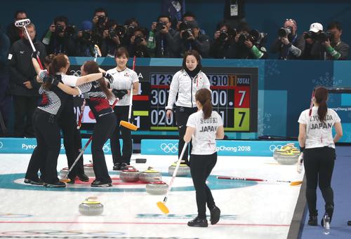 延長１１エンドで韓国に敗れ、肩を落とす日本チーム。右から吉田夕、鈴木、藤沢、吉田知（撮影・黒川智章）