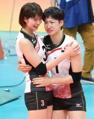 女子バレーボール準々決勝　米国に敗れた後、長岡（右）をねぎらう木村（撮影・江口和貴）