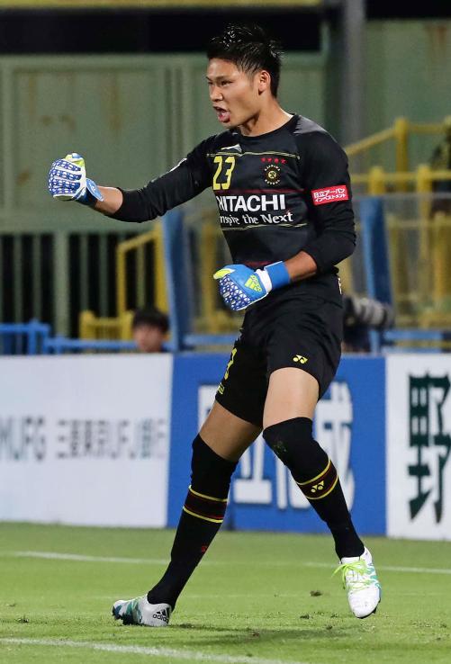 ６月、仙台戦でガッツポーズする柏ＧＫ中村