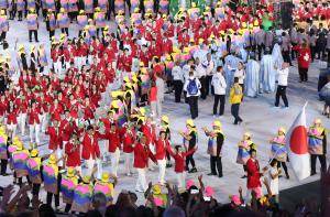 リオ五輪の開会式で旗手の右代を先頭に入場する日本選手団（撮影・松本俊）