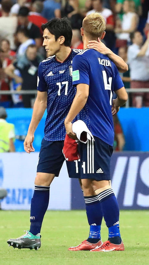 日本対ベルギー　試合後、本田（右）をねぎらう長谷部（撮影・江口和貴）