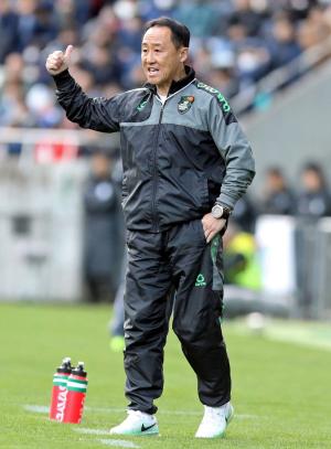 後半、選手にサムアップする青森山田の黒田監督（撮影・狩俣裕三）