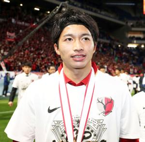 天皇杯決勝戦　鹿島対川崎Ｆ　天皇杯を制し、笑顔でスタジアムから引き揚げる鹿島ＭＦ柴崎岳（撮影・前田充）