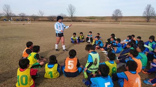 ディエゴ・加藤はサッカー教室で全国を駆け回っているんだ