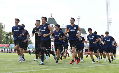 ランニングする、左から槙野、川島、長谷部、柴崎、吉田、遠藤、酒井高（撮影・山崎安昭）