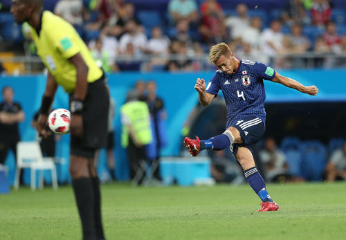 サッカーＷ杯ロシア大会　決勝トーナメント１回戦　日本対ベルギー　後半、ＦＫでゴールを狙う本田圭佑（撮影・ＰＩＫＯ）