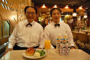 マヅラの劉社長（左）と長男光雄さん