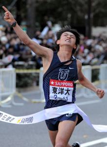 東洋大・斎藤は優勝を決めるゴールテープを切る（撮影・松本俊）