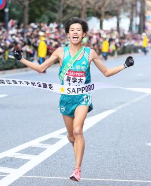 箱根駅伝３連覇と大学駅伝３冠を達成し、ゴールテープを切る青学大１０区の安藤（撮影・足立雅史）