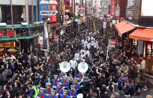 渋谷センター街で箱根駅伝優勝パレードをする原監督（中央）と選手たち（撮影・山崎安昭）