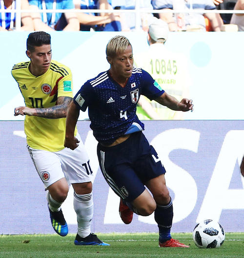 2018年Ｗ杯1次リーグのコロンビア戦、ドリブルで攻め込む本田