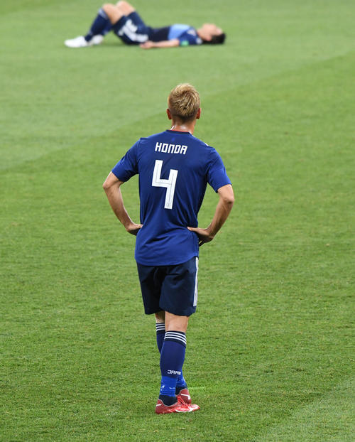 2018年Ｗ杯決勝トーナメントのベルギー戦で逆転負けし、本田はピッチに横たわるチームメートを見つめる