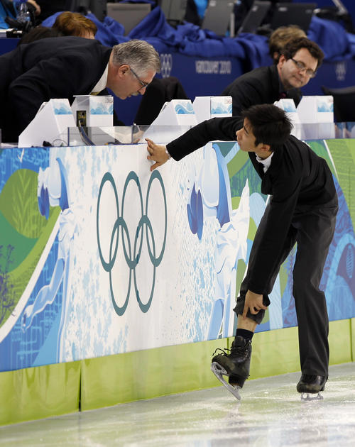 １０年、バンクーバー五輪フィギュアスケート男子フリー　織田は、靴ひもが切れたアクシデントをオフィシャルに告げる（ロイター）